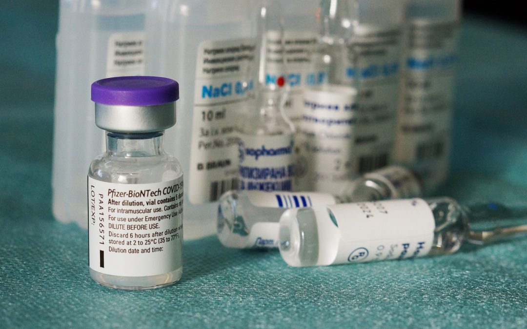 Vaccins anti-COVID : un autre médecin sort du placard